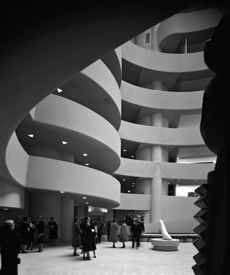 #JuevesDeArquitectura 
'Los edificios, como las personas, deben ser primero sinceros, deben ser verdaderos.'
Frank Lloyd Wright.
Guggenheim Museum-1959, Nueva York.
📷Ezra Stoller.