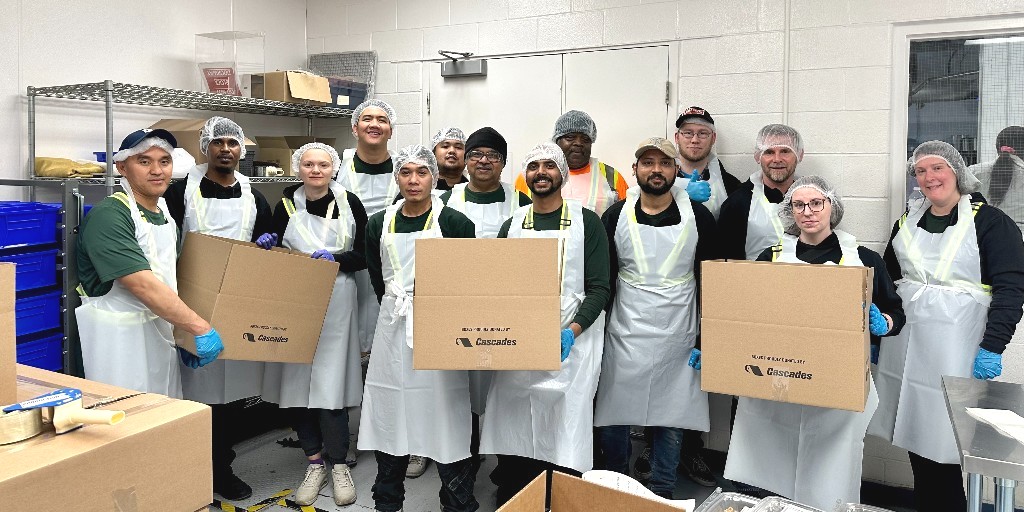 Thank you to @CascadesSD for their #donation of a year's worth of cardboard, which we use a lot of in our daily operations. They recently #volunteered & sorted over 1,000 lbs of granola into the boxes they supply! Thank you, Cascades 💛 bit.ly/3T9MXNa #ThankfulThursday