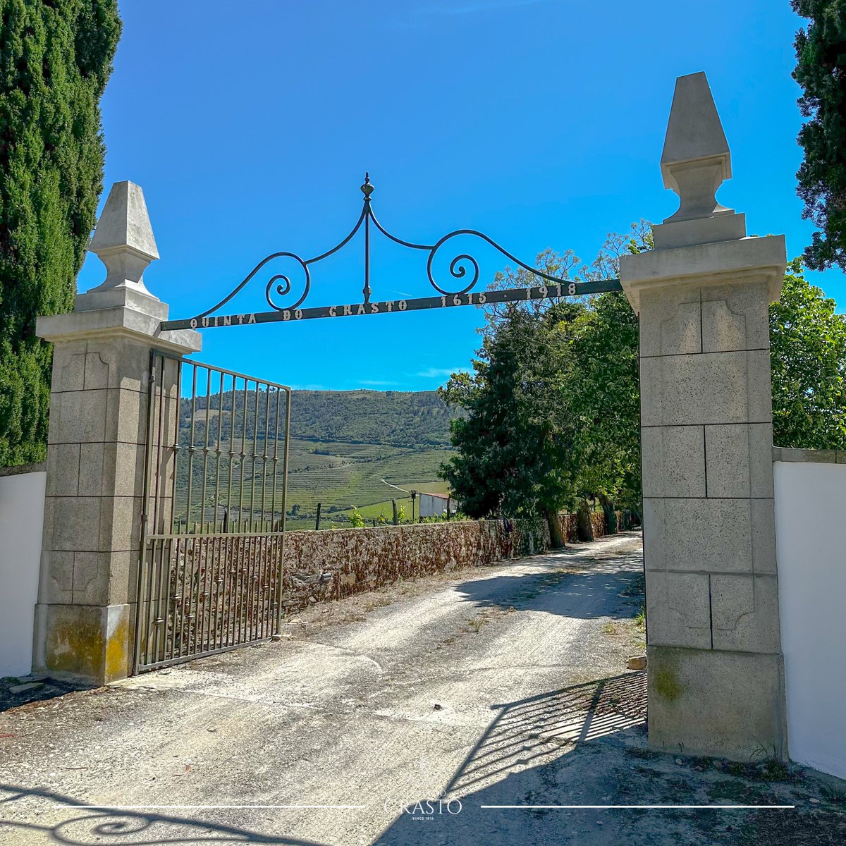 At the old entrance gate, the inscription 'Quinta do Crasto 1615-1918' marks two emblematic dates in the property's history. (...) 🍷
👉🏼 Learn more about the history of the property here:
quintadocrasto.pt/history/?lang=…
#Travel #Douro #DouroWines #VinhosdoDouro
#Vegan #Wine #Wines #Vinho