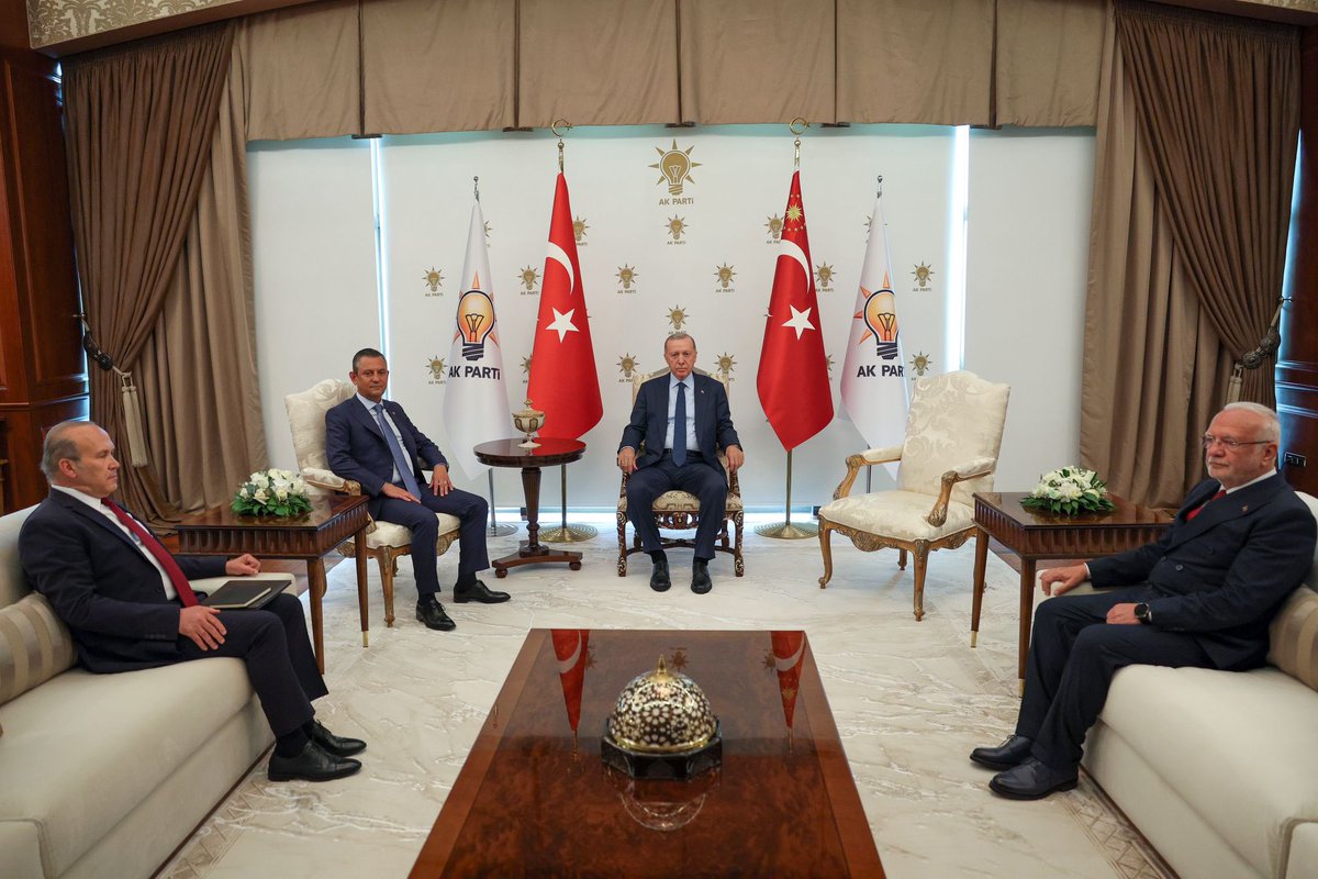 Genel Başkanımız Özgür Özel, Cumhurbaşkanı Recep Tayyip Erdoğan ile Adalet ve Kalkınma Partisi Genel Merkezi’nde bir araya geldi.