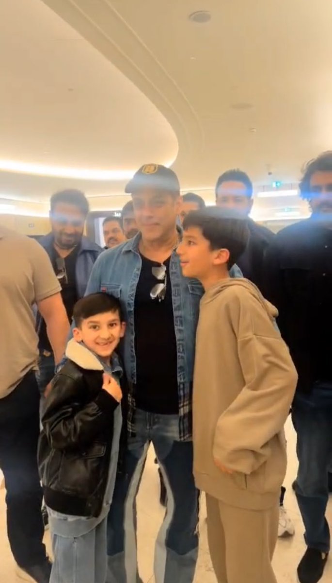 #SalmanKhan with little kids ♥️