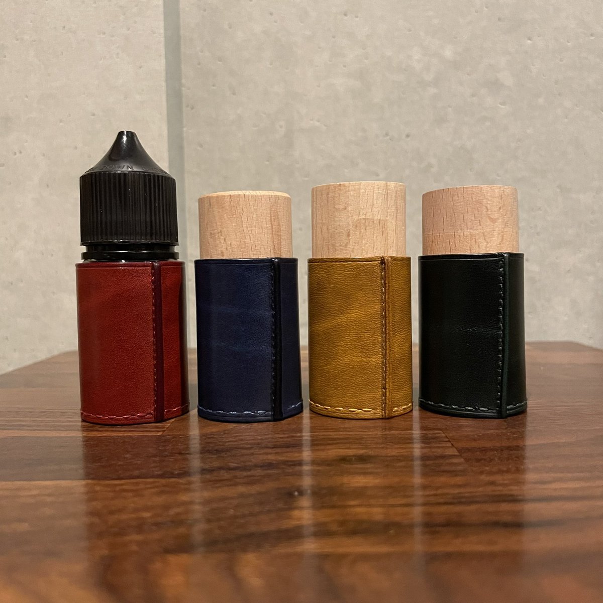 GRAM × RAD

30ml bottle case
ルガトショルダーver

レッド、ブルーす、マスタード、グリーンの4カラー

今回ルガトタイプにはポップなカラーに合わせてホワイトの箔押しでロゴを打ちこみました

白箔って革物ではちょっと珍しくて単色だと下地の色が透けちゃうのでひと手間ひと工夫して良い感じに🫶