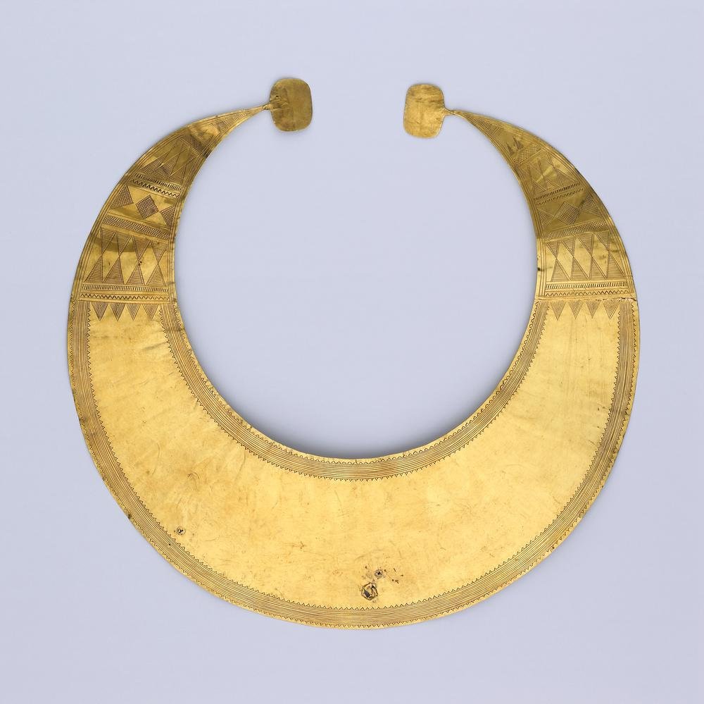 The Blessington Lunula, found in Blessington Co Wicklow, is in possession of the @britishmuseum. Surely considered one of our finest treasures? Brendan on #liveline on @RTERadio1 would love to bring it home.