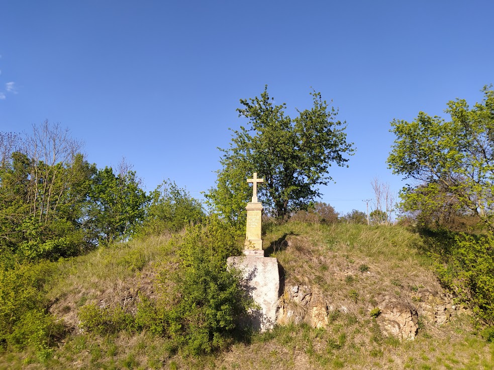Stopy předků v krajině: Pamětní kříž nechala na místě dřevěného předchůdce vystavět 'Ke cti a chvále Boží' roku 1893 Anna Vršková, manželka truhláře z Minic.