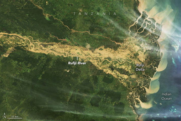 Exacerbated by El Niño, heavy rains in spring 2024 caused severe flooding in Tanzania’s Rufiji district, among other areas in eastern Africa. A #Landsat 9 image (right) shows the extent of the flooding along the Rufiji River and its delta. go.nasa.gov/3UrSkYH