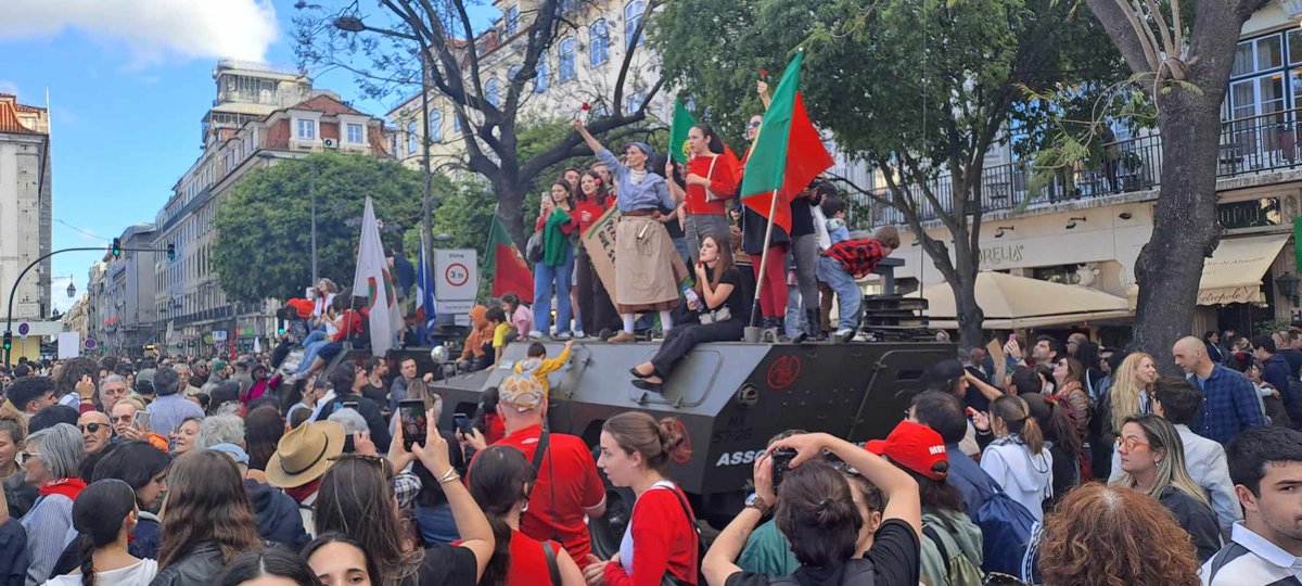 Manif #50anos25abril; '25 de Abril Sempre' (in Eng., 'April 25 Always'), Rossio, Lisbon PT 25/04/2024🙌
#CarnationRevolution #activism #equality #freedom #studentactivism #housingcrisis #climatecrisis #banners #protestbanners #bannersdesign #studentsprotest #youthprotest #50x2