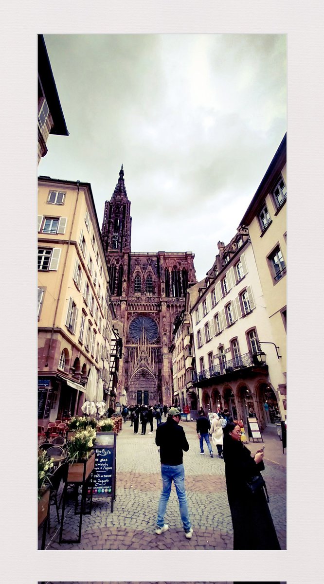 📸 #JeudiPhoto Un petit peu de sa majesté la Cathédrale de Strasbourg 25 avril 2024