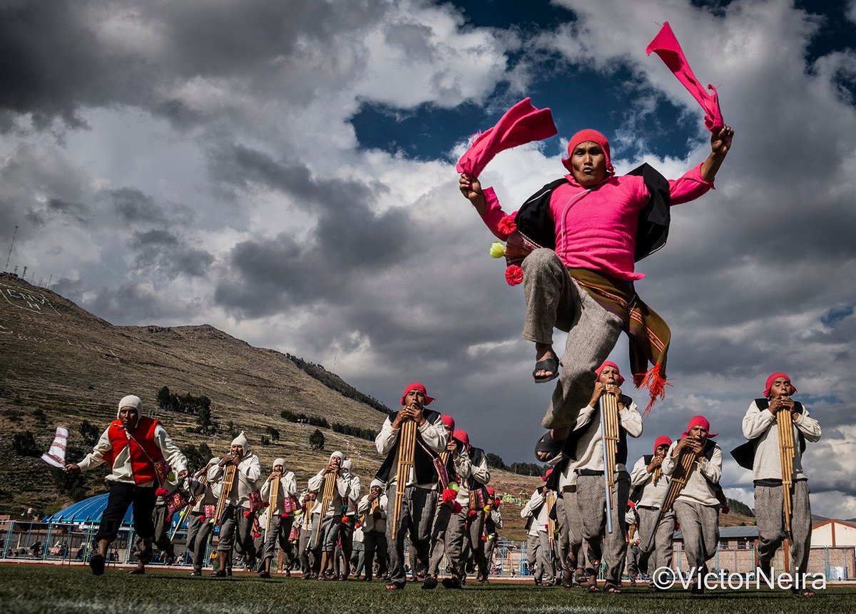 #Puno comenzó la fiesta de las Cruces en Huancané, lo más hermoso las batallas rituales y musicales de los Chiriwanos. 21 grupos retumbaron con sus notas ancestrales de los gloriosos guerreros Chiriwanos. 
📸Víctor Neira: El vuelo del Chiriwano.