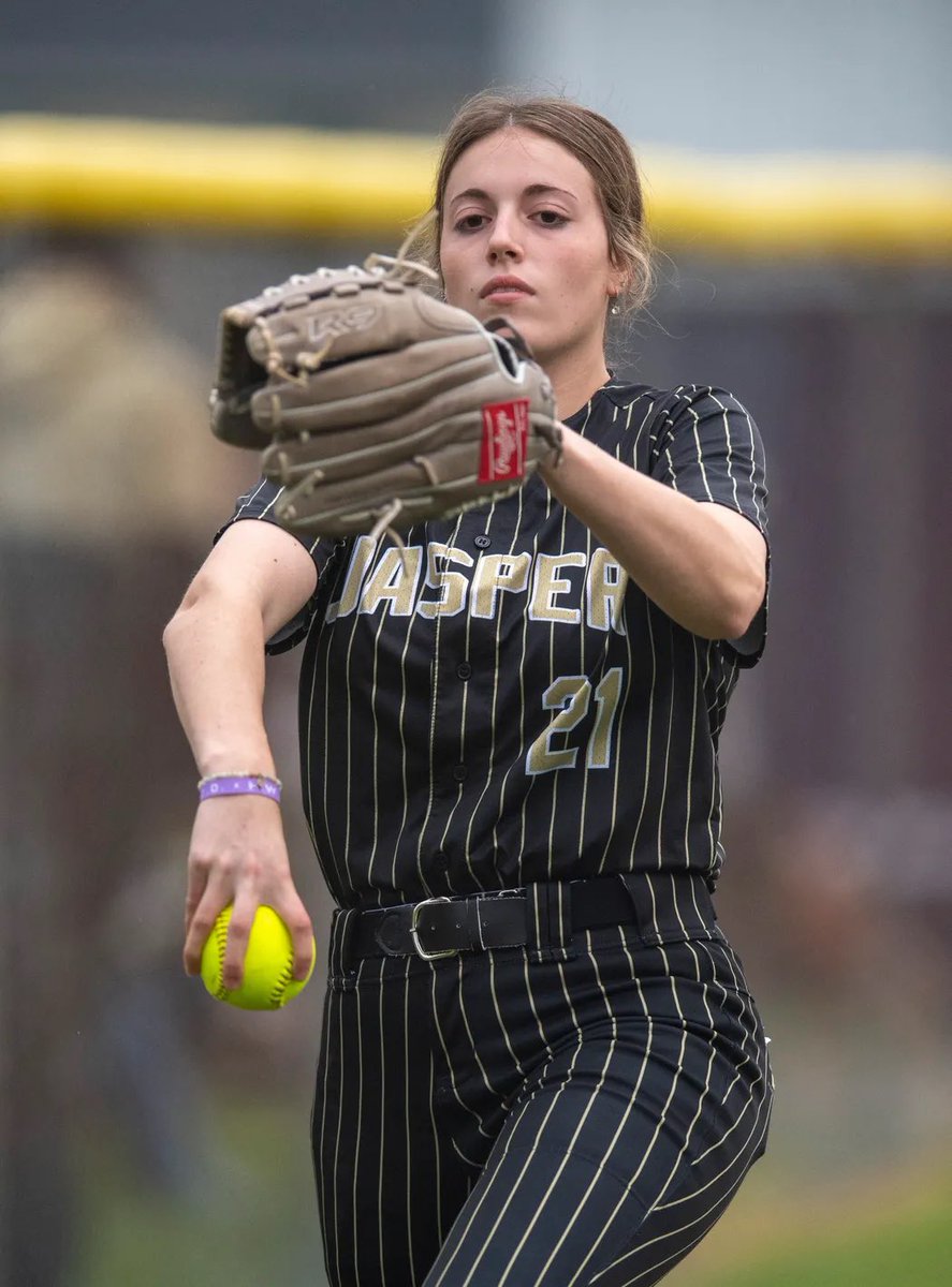 Elise Lampert was diagnosed with chronic myeloid leukemia in December. How she reacted speaks volumes while also refusing to let it take the sport she loves. On the @jaspersoftball pitcher: courierpress.com/story/sports/h…