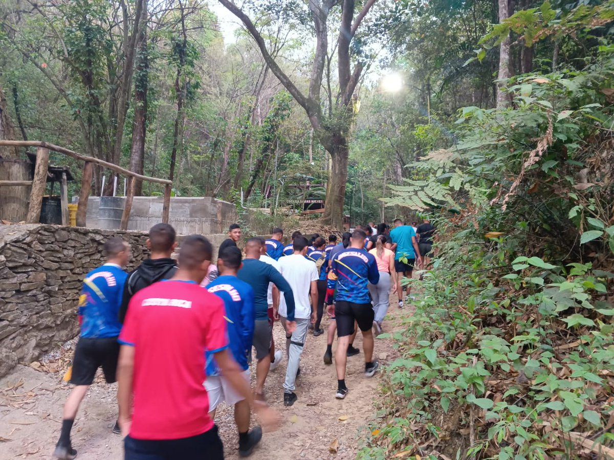 #02May || La @DigesaludFANB efectuó Actividad Recreacional con el personal profesional militar en el parque Waraira Repano en el sector 'Sabas Nieves'.