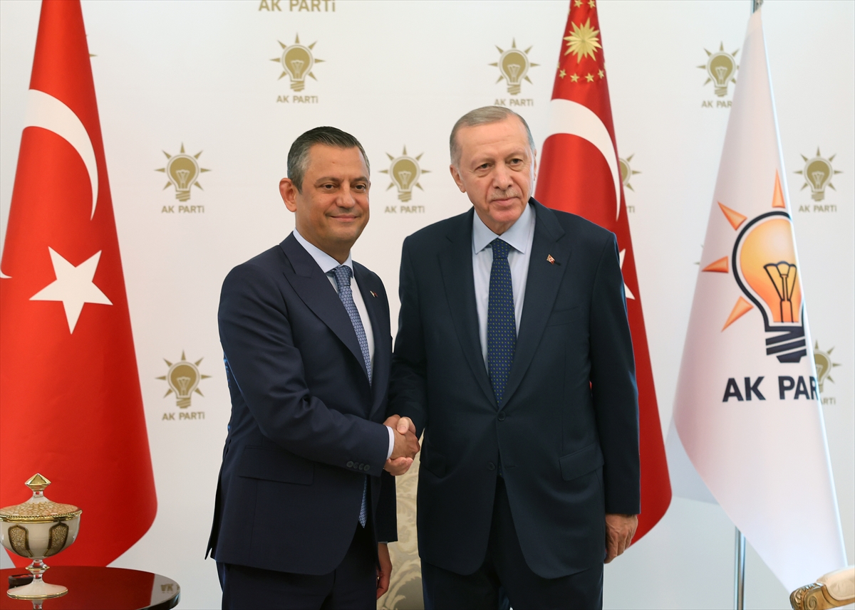 8 yıl sonra bir ilk! Cumhurbaşkanı Erdoğan ve CHP lideri Özel, AK Parti Genel Merkezi'nde bir araya geldi