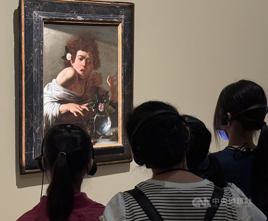 Visitors to Tainan's Chimei Museum study 'Boy Bitten by a Lizard,' a painting by Italian Baroque painter Caravaggio -- known for amplifying exaggerated emotions through dramatic lighting -- at the 'Masterpieces from the @NationalGallery, London' exhibit.
focustaiwan.tw/photos/2024050…