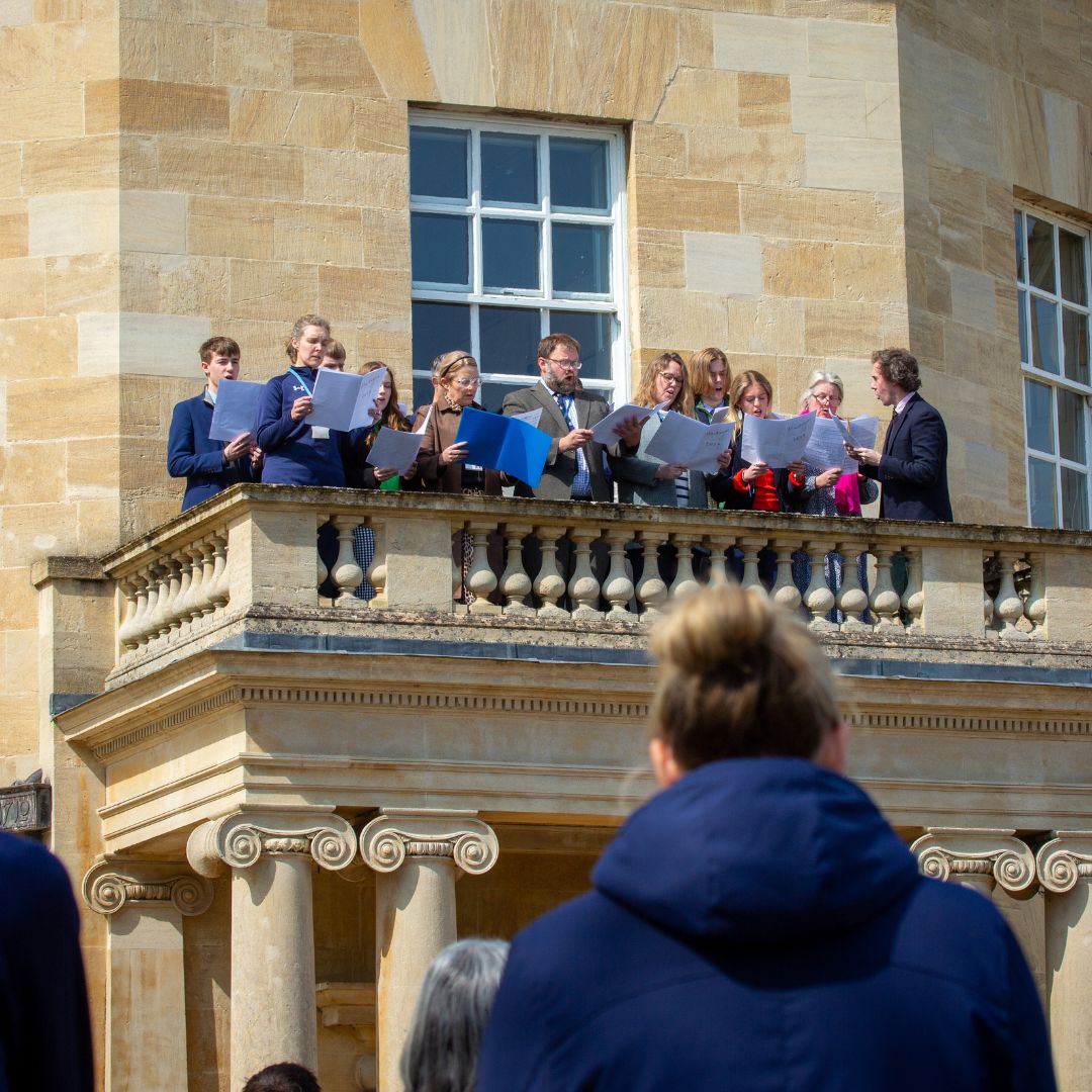 Yesterday, the air was filled with the enchanting melodies of May Day Madrigals, echoing through the picturesque surroundings. The School gathered in front of the Mansion House to witness the beauty of this age-old tradition, celebrating the arrival of spring. #MayDayMadrigals…