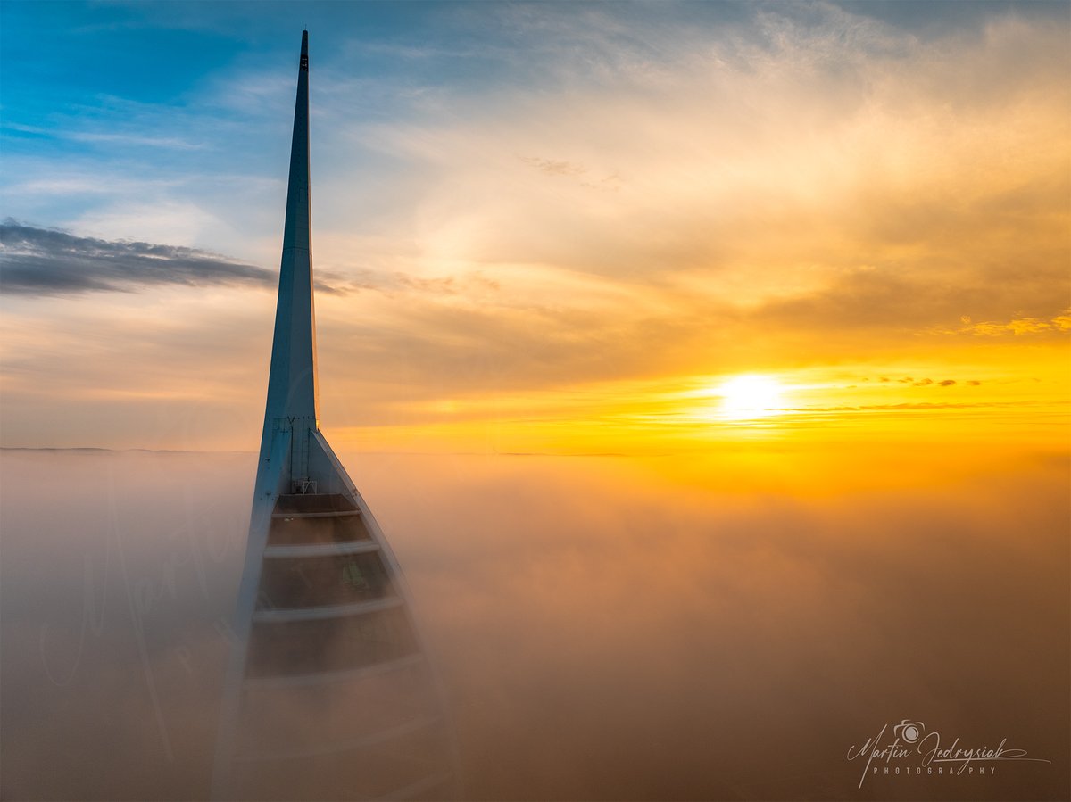 I have few more photographs from yesterdays morning. i did have to captured this moment from many different angles :) this one is one of them :) #portsmouth #pompey #spinnakertower #fog #sunrise