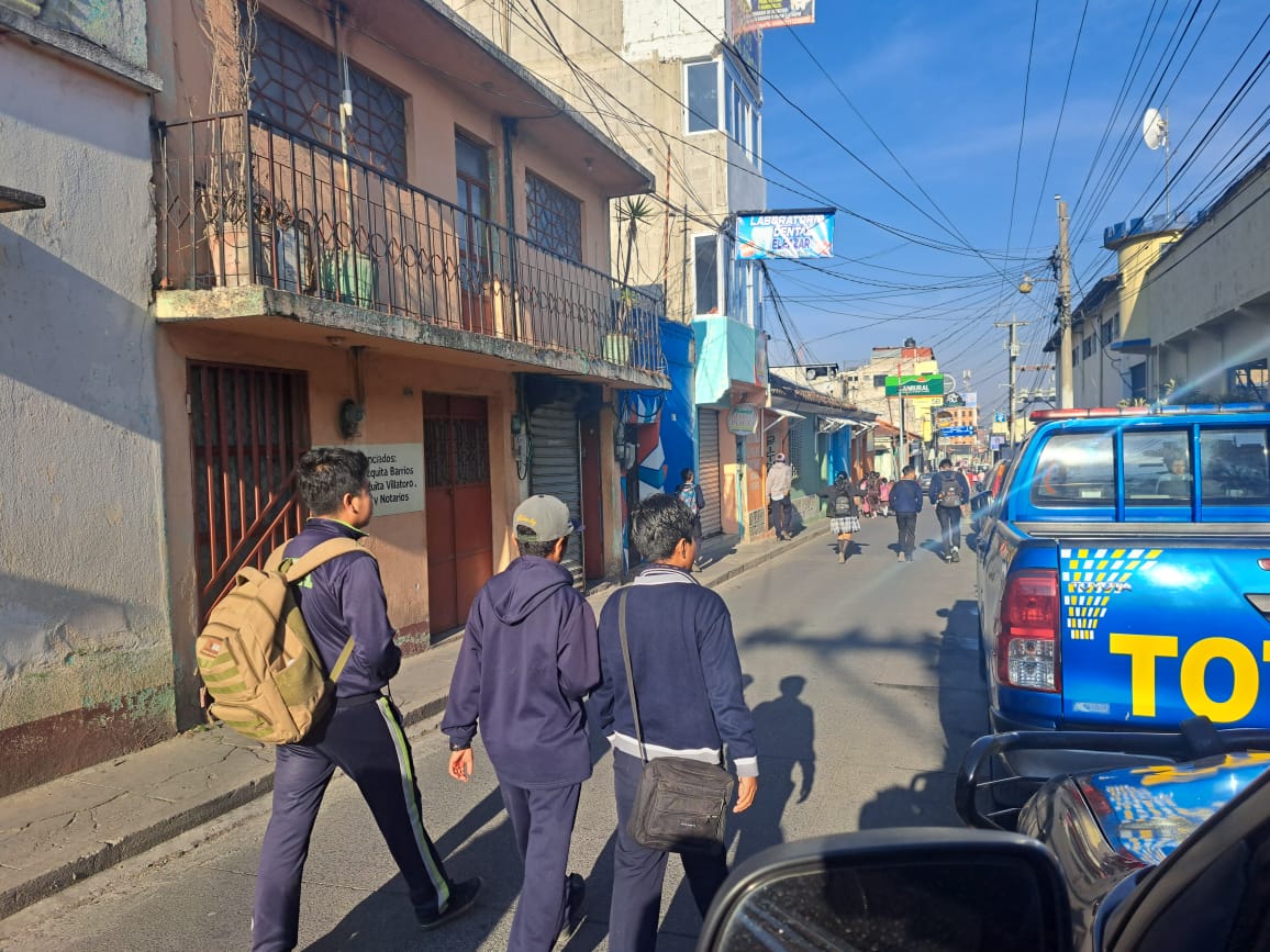 En Totonicapán, Quetzaltenango y Suchitepéquez agentes de la PNC brindan seguridad perimetral en centros educativos para darle cumplimiento al plan de Escuelas Seguras.

¡No hay mañana, #LaSeguridadEsHoy!