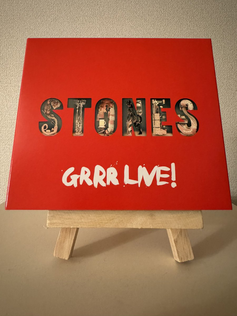 今日の晩御飯のお供は
GRRR LIVE!のBlu-ray
2012年のバンド結成50周年記念ライブですね。

ミック68歳、キース67歳かな？
チャーリーにボビーがいるよ😢

改めて観てみると、素晴らしいライブ✨
ゲストも沢山でみんな楽しそう😀
日本に来て欲しいな〜☺️

#TheRollingStones
#ストーンズ