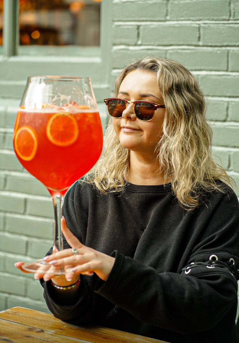 Get you someone that looks at you the way Katie looks at an XXXL @AperolSpritzUK