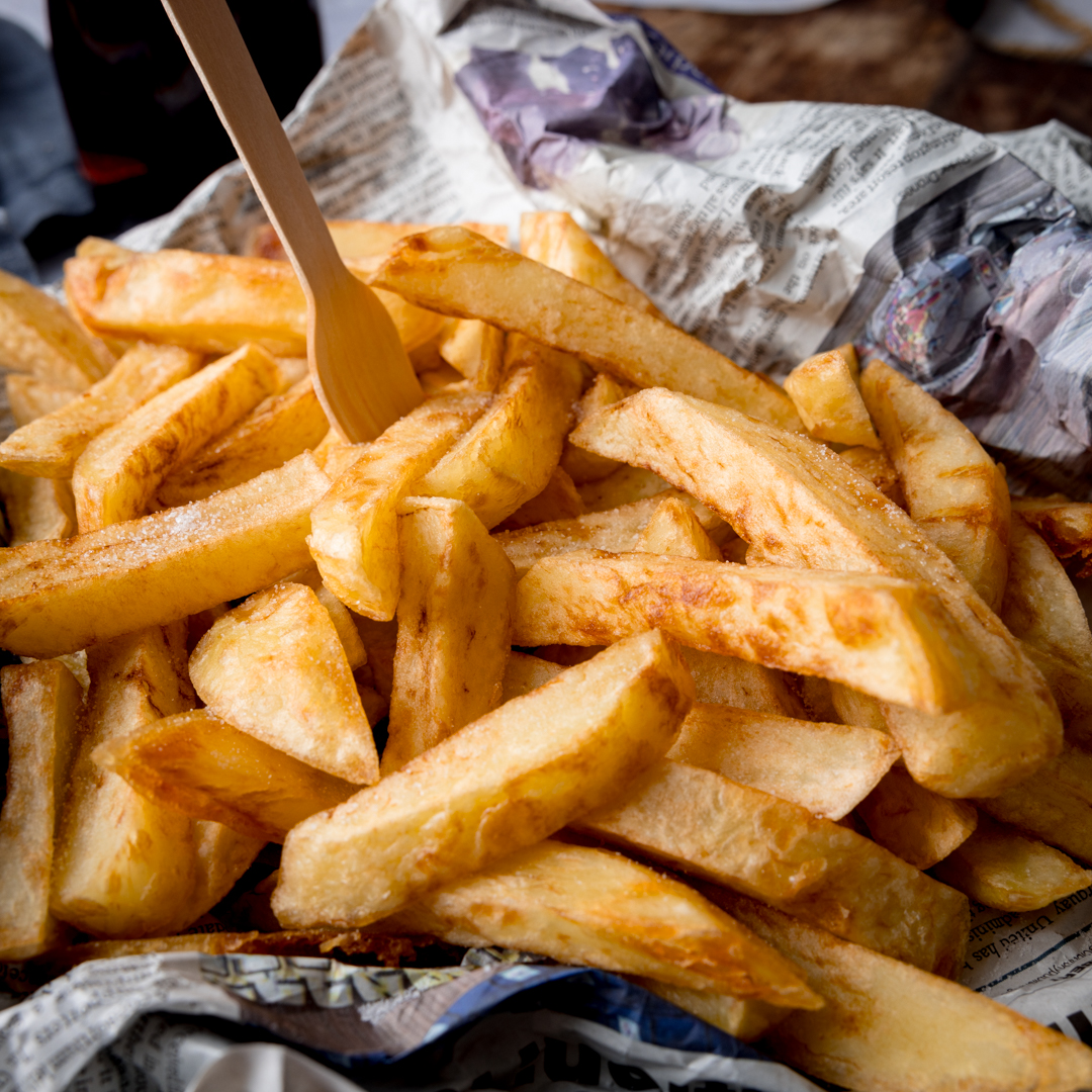 Chip shop-style chips (or chippy chips) are a British classic. 
Very lightly golden thick chips with a slightly crispy exterior and a soft, fluffy interior.

kitchensanctuary.com/chip-shop-styl…
#kitchensanctuary #chips #streetfood #potatoes