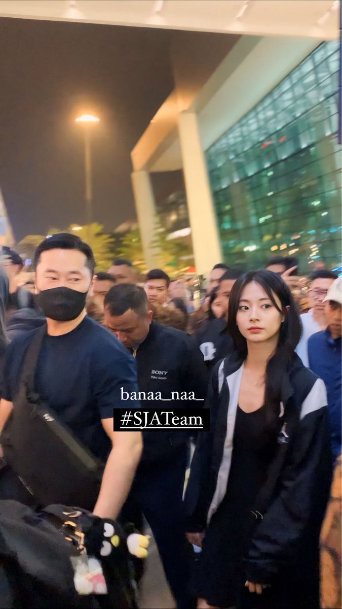 240502
Tzuyu arriving at Soekarno-Hatta International Airport

Welcome to Jakarta! 子瑜加油！

TZUYU X PONDS POP UP EVENT

#TzuyuXPONDS #TZUYU 
#쯔위 #子瑜 #ツウィ #TWICE #트와이스 #SJATeam 
@JYPETWICE @PondsIndonesia