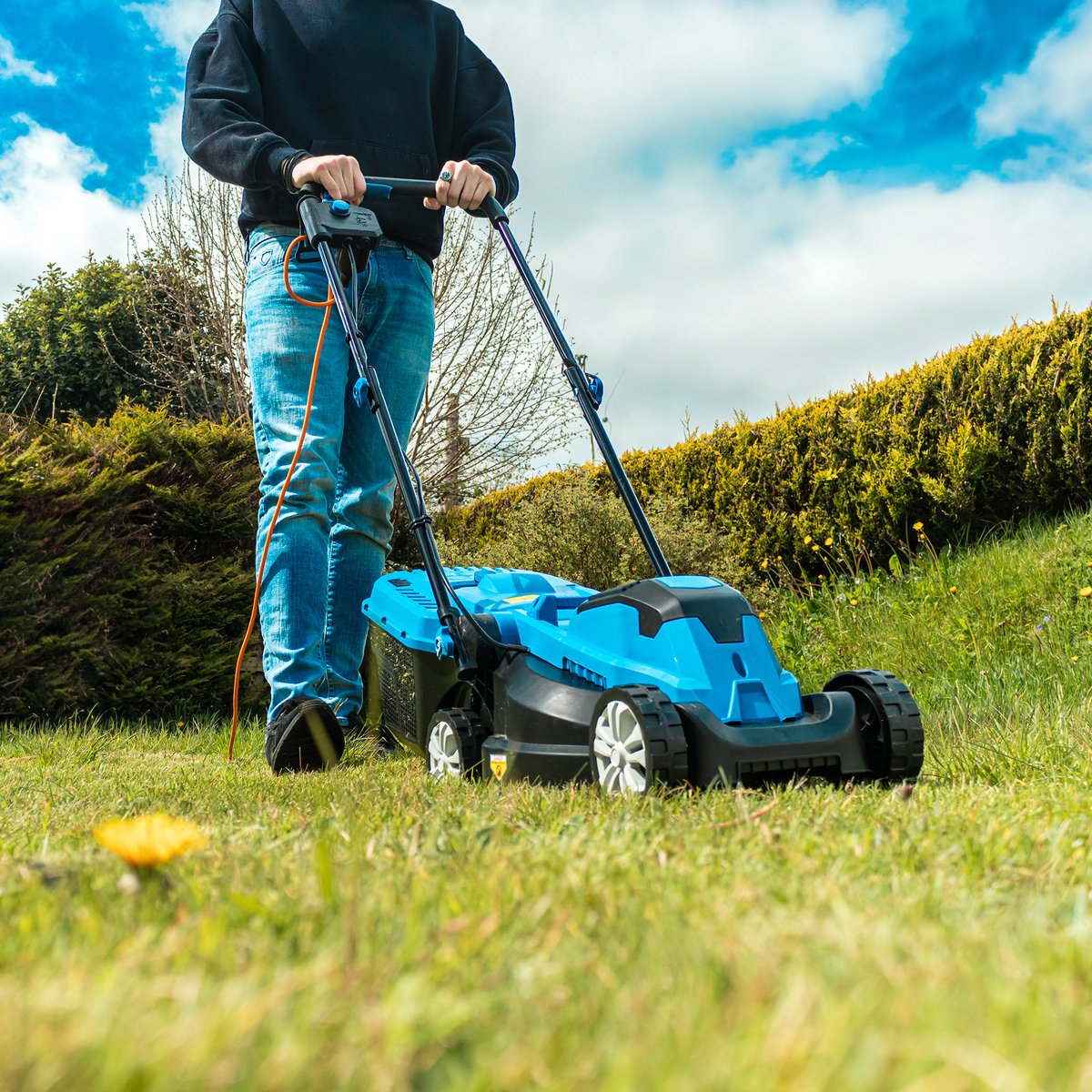 thepowersite's tweet photo. BRAND NEW AND IN STOCK - https://t.co/R1bXJRTkUq

The compact lawn mower uses a 33cm cutting width to efficiently cut through thick and lush grass in small to medium sized gardens, to help keep your lawn in great shape with minimal effort. https://t.co/Z1VxWUI7Py