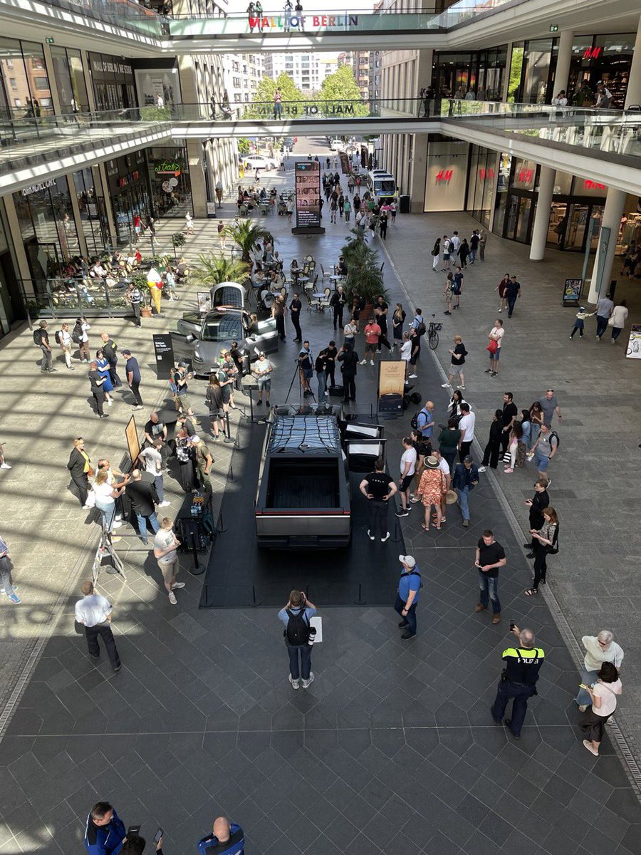 🇪🇺📐 The Cybertruck has made its debut in Europe, here in Berlin.

The Cyber Odyssey will tour across Europe and the Middle East, with more than 100 locations from May to July.