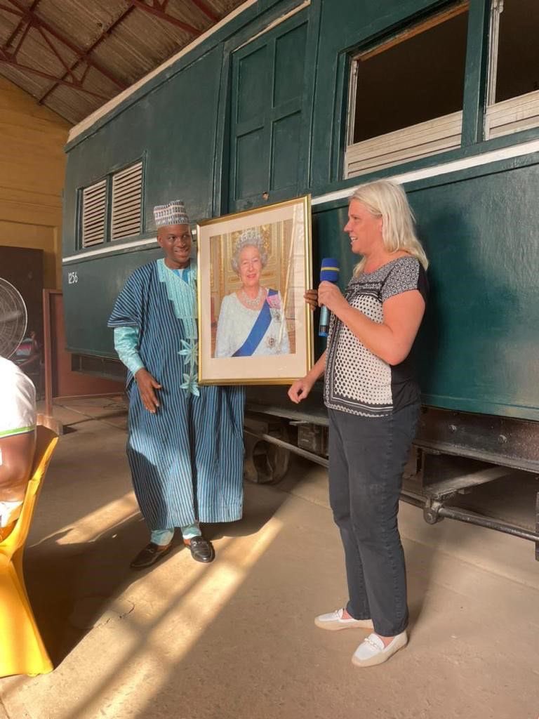 The tour of ‘Homelands’ - a unique photography exhibition by @WilberforceHull showing the shared experiences of 🇬🇧 people & 🇸🇱 people throughout the decades - continues! Great to see the exhibition in Kono today, after it’s launch with the Min of Tourism & @SLRailwayMuseum in Nov