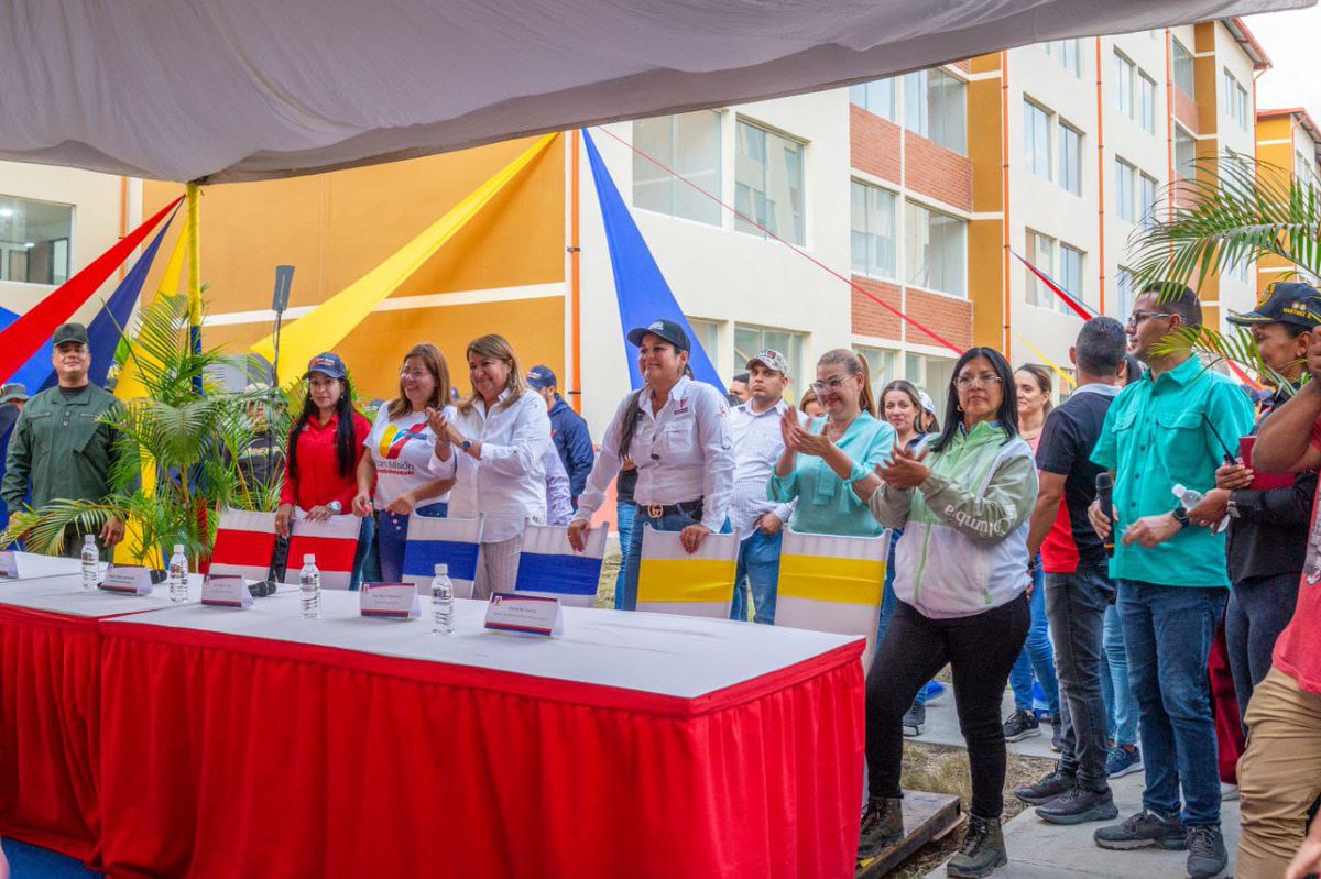 Estuvimos acompañando a nuestra madrina <a href="/_LaAvanzadora/">Yelitze Santaella</a> y nuestra Gobernadora <a href="/Soykarinacarpio/">Karina Carpio</a> a la entrega de Viviendas en el urbanismo Antonio Ricaurte del Municipio Mario Briceño Iragorry, gracias al Presidente <a href="/NicolasMaduro/">Nicolás Maduro</a>
#BidenLevantaLasSancionesYa