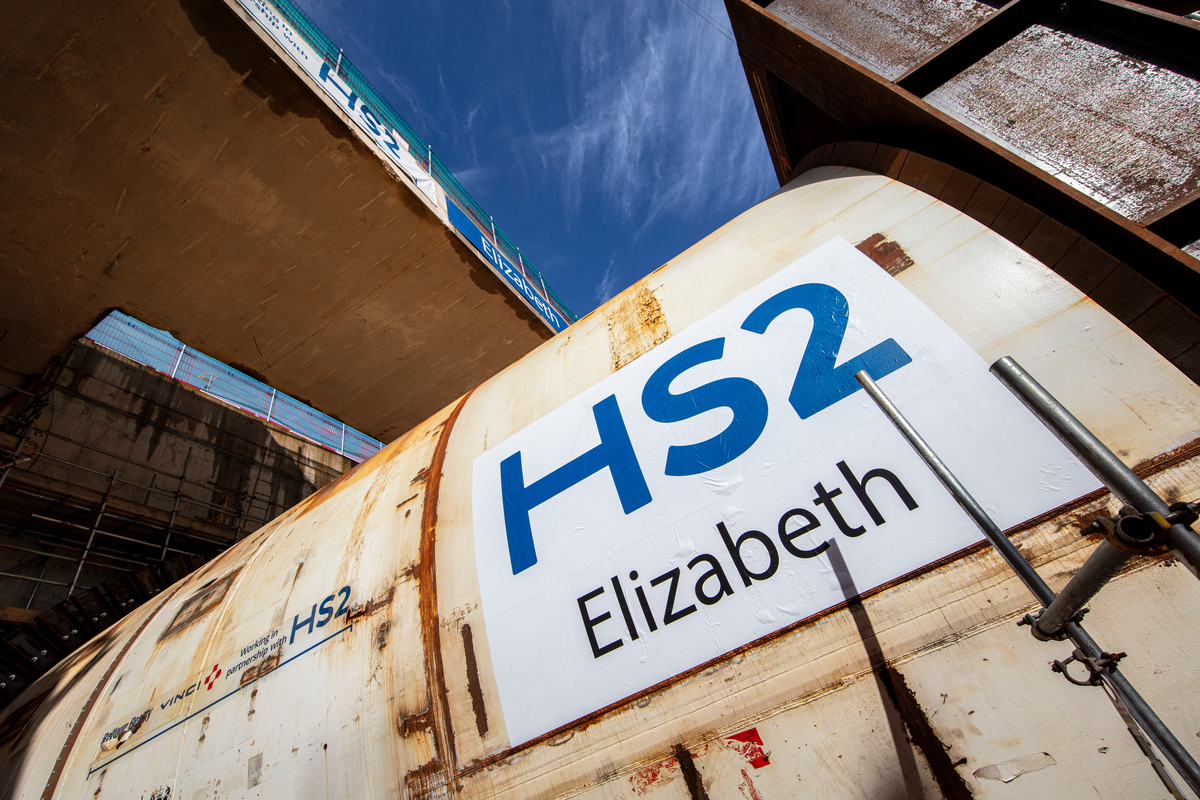 This week we'd like to share these moments with you 👀 📸: Cranes in the sky at our Old Oak Common Station site 📷. First completed sections of our Curzon Street station viaduct 📷. Tunnel boring machine 'Elizabeth' ready to bore the Bromford Tunnel 📷. #HS2InPictures