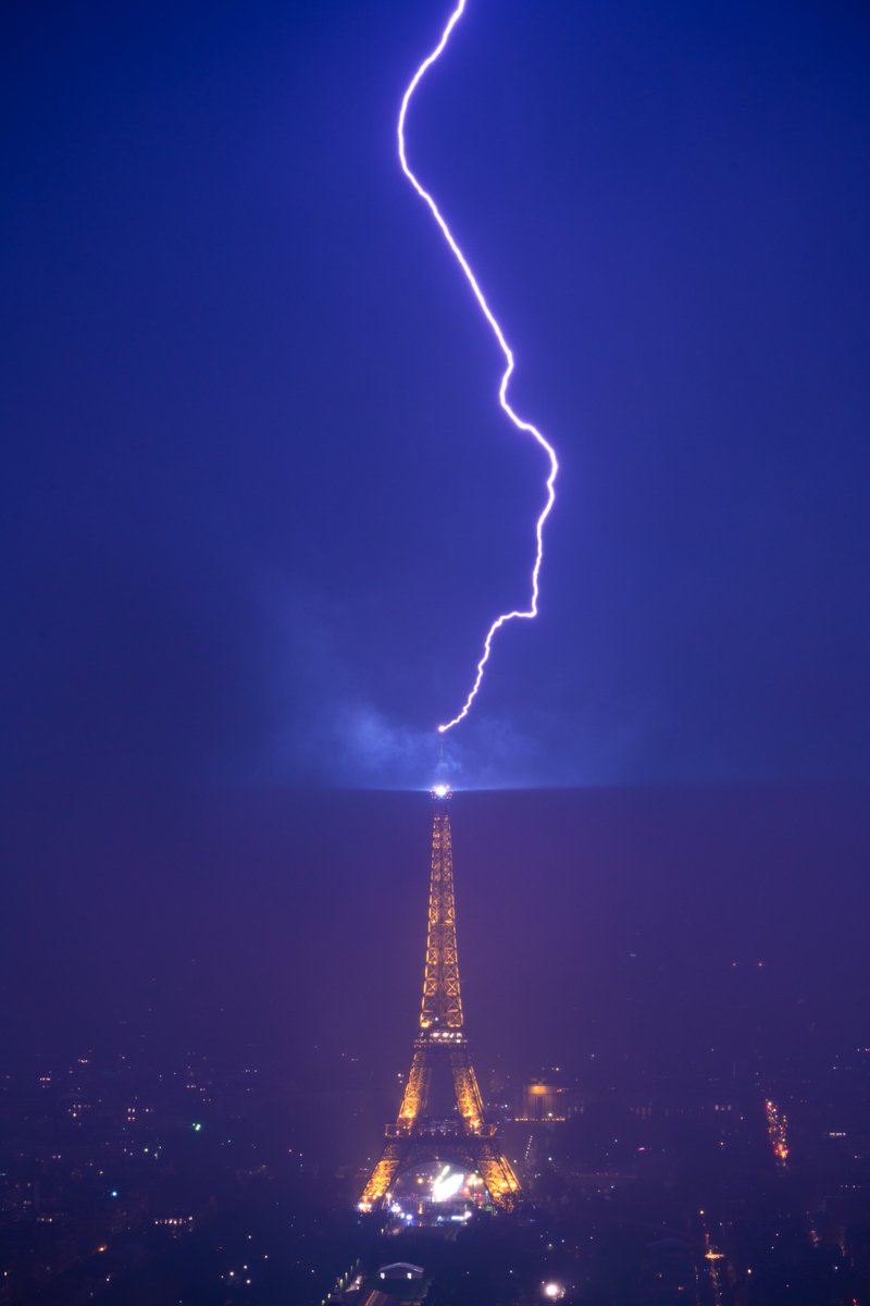 🇫🇷 Incroyable, n’est-ce pas ? ⚡️ 🌐 Incredible, isn't it? ⚡️ 📸 @‌TaiebYoel #JeudiPhoto #orages #Paris