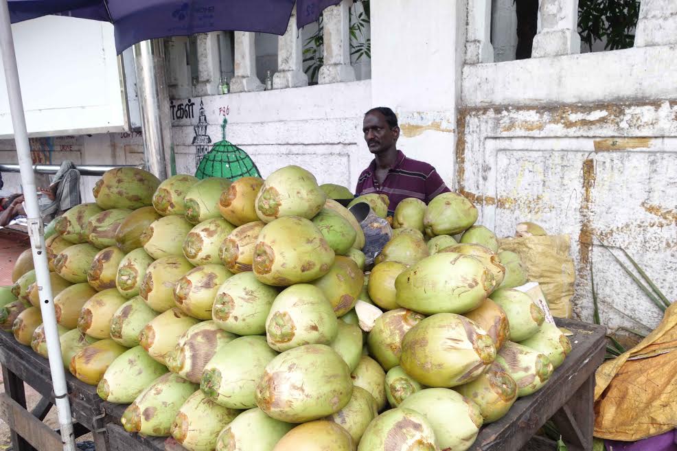 Devarajan Learnt Hard Lessons of Life Selling Tender Coconuts differenttruths.com/people-food/de… #streetlives #streetvendors