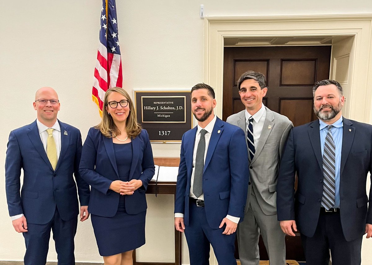 Railroad workers keep our economy chugging along! 🚂 So glad I could meet with leaders from @SMARTunionTD to discuss legislation that would help keep railroad workers safe on the job and protect their benefits.