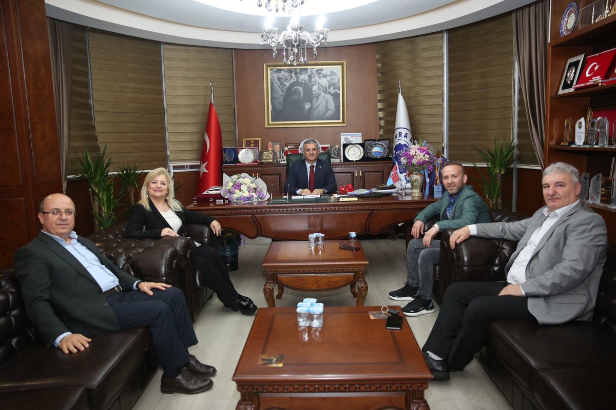 Trabzon Eczacılar Odası Başkanı Özlem Uğurbaş Aslan ve yönetimi, Belediye Başkanımız Mustafa Bıyık’a hayırlı olsun ziyaretinde bulundu. Nazik ziyaretleri için teşekkür ederiz.
