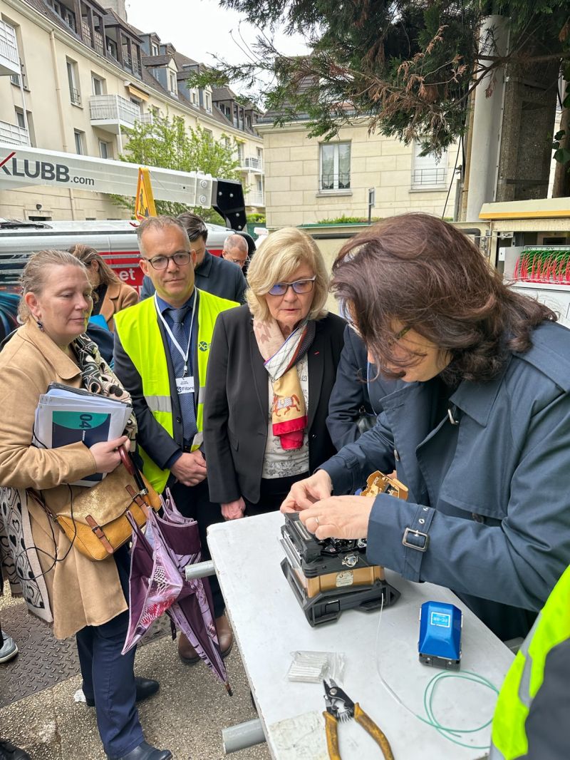 Mardi 30 avril, les équipes d'<a href="/XpFibre/">XpFibre</a> ont accueilli <a href="/Marina_Ferrari/">Marina Ferrari</a>, secrétaire d’Etat chargée du Numérique, pour lui présenter les travaux mis en œuvre dans le cadre du plan France Très Haut Débit, avec la démonstration d’un raccordement de branchement optique à Deuil-la-Barre.