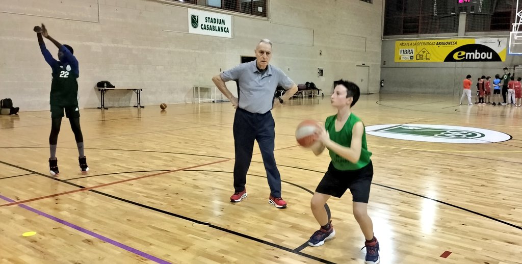 Hoy cumple 83 años el maestro José Luis Ereña, artífice del ascenso del @CNHeliosBasket a 1ªNacional en 1979. De allí surgió el ACB de @cbzaragoza en el q fue parte clave formando jugadores. Hoy sigue entrenando tras 60 años. Para mí es un lujo compartir con él en @stcbaloncesto