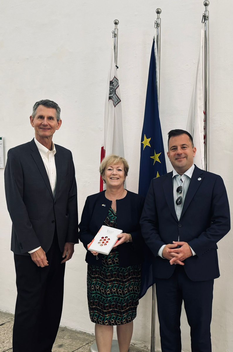 It was a great honour to receive a copy of Seamus Heaney’s poem, presented in 10 languages including bil-Malti, from Ambassador @CarolineofIE of 🇮🇪 to 🇲🇹 @IrishEmbMalta. This poem was commissioned to mark the 20th anniv. of the accession of 🇨🇾🇨🇿🇪🇪🇭🇺🇱🇻🇱🇹🇲🇨🇲🇹🇸🇰🇸🇮 to 🇪🇺