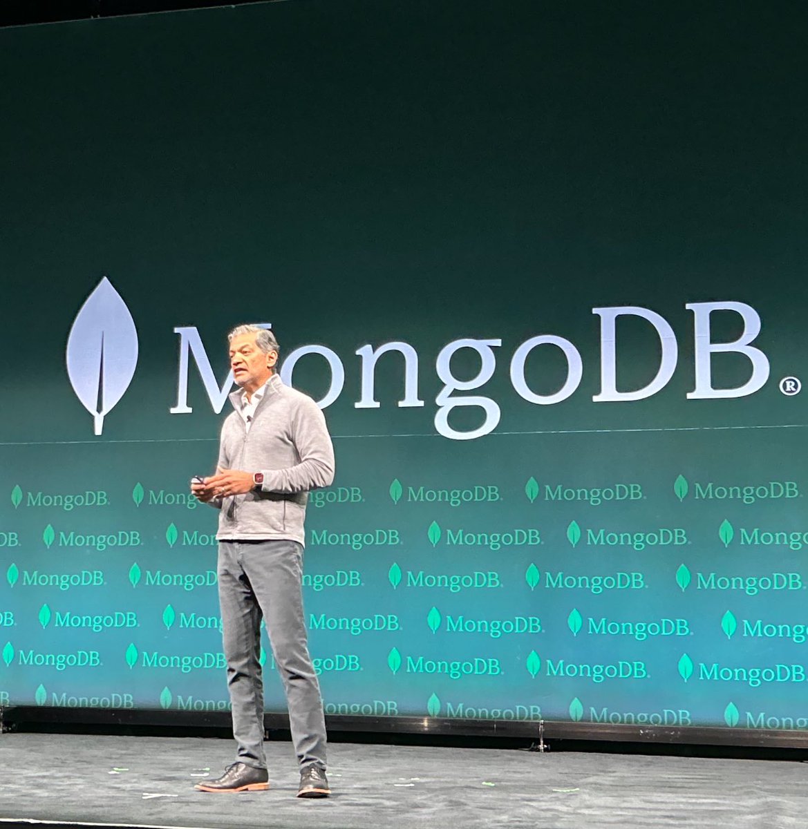 CEO @dittycheria kicking off  #MongoDBlocal in the #BigApple. Dev has a wide range of operational & investor  experience. He's talking about how he started 9+ years ago the trends he saw that led him on this journey #OSS @MongoDB #Devolopers @theCUBE @theCUBEresearch