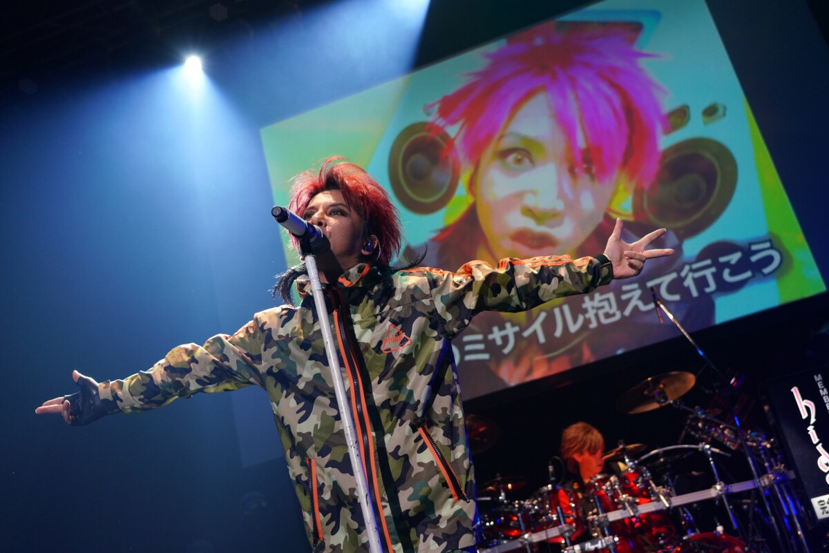 【ライブレポート】「hide Memorial Day」豪華ゲストが続々登場！hide名曲を歌いつなぎファンと合唱（写真5枚）
natalie.mu/music/news/572…

#hideMemorialDay #defspiral #木村世治 #TAKA #cutt #SEXXGEORGE #AMI #wshun #HAKUEI #INA #chay #綾小路翔 #EXILESHOKICHI #松岡充 #PATA