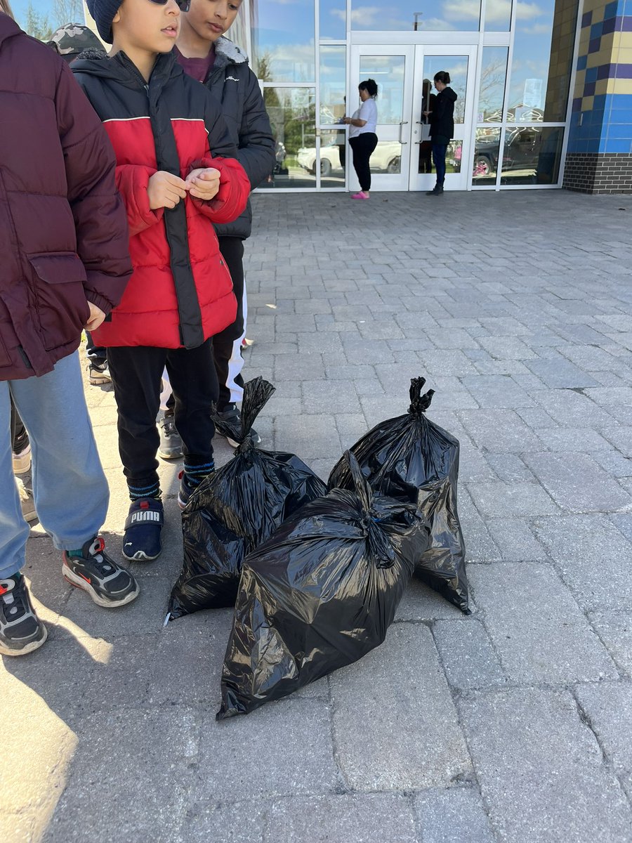 💙What a beautiful day and experience we had last week. Our pledge to Mother Earth was to not litter.  We showed this by cleaning up garbage in our schoolyard. 🌎@MrsA_Grade2