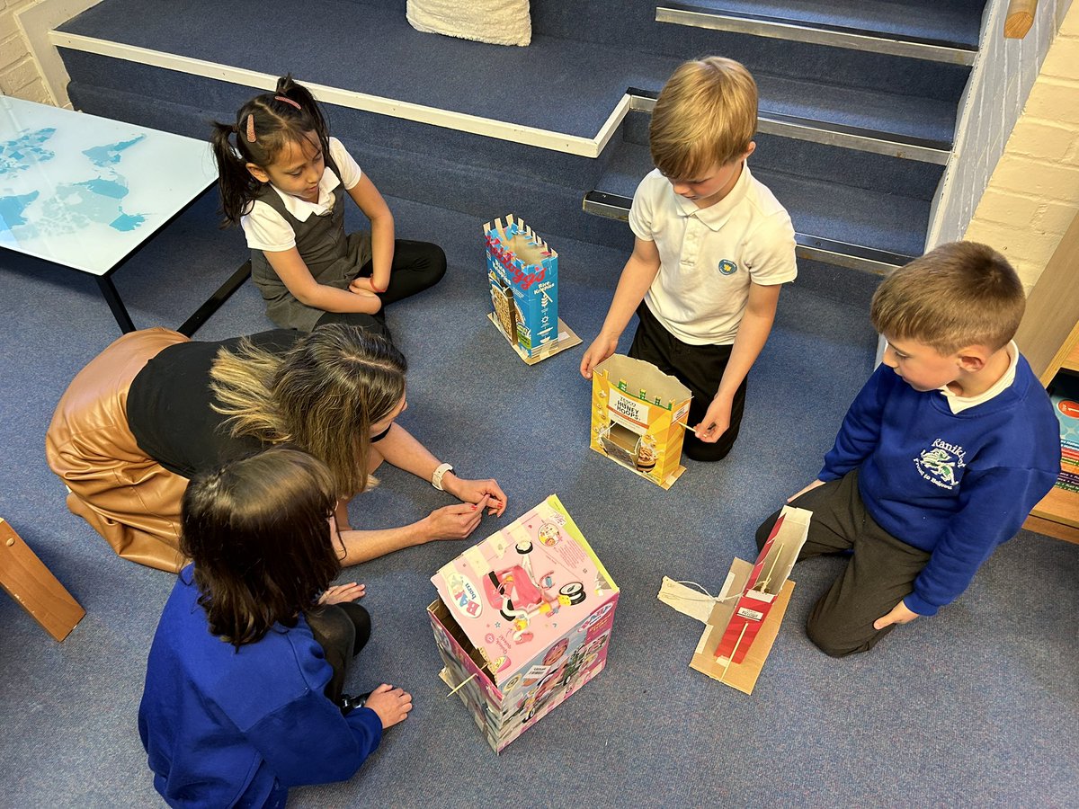 RanikhetAcademy's tweet image. Y2 were delighted to show Miss Sanghera &amp;amp; Mr Thomas their AMAZING ‘Dynamic Drawbridges’ this afternoon as part of their current DT project! Wow! #bestversion