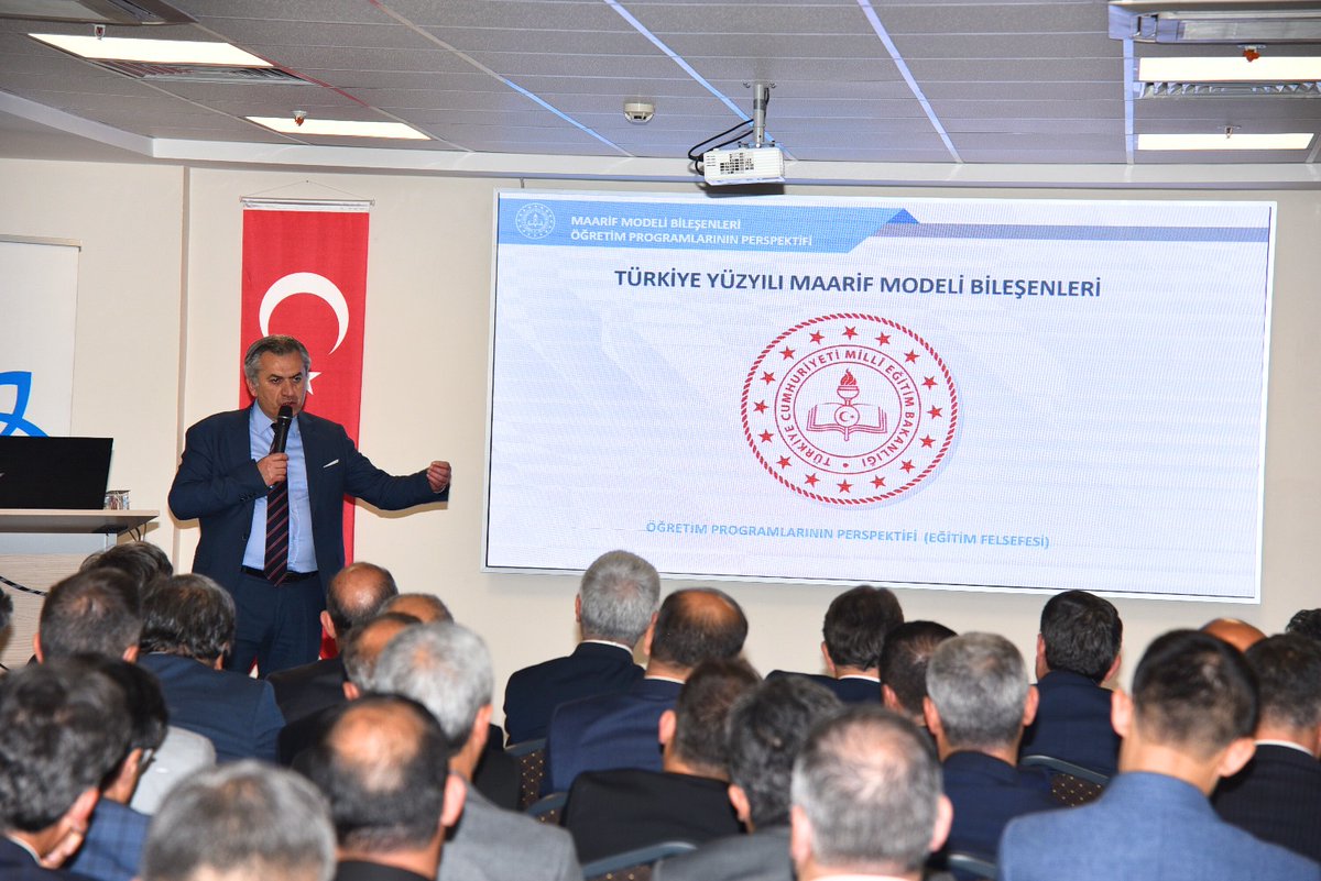 İl Müdürümüz Murat Yiğit başkanlığında, Müdürlüğümüz yöneticileri, ilçe milli eğitim müdürlerimiz ve şube müdürlerimizin katılımıyla 'Türkiye Yüzyılı Maarif Modeli' toplantısı gerçekleştirildi.