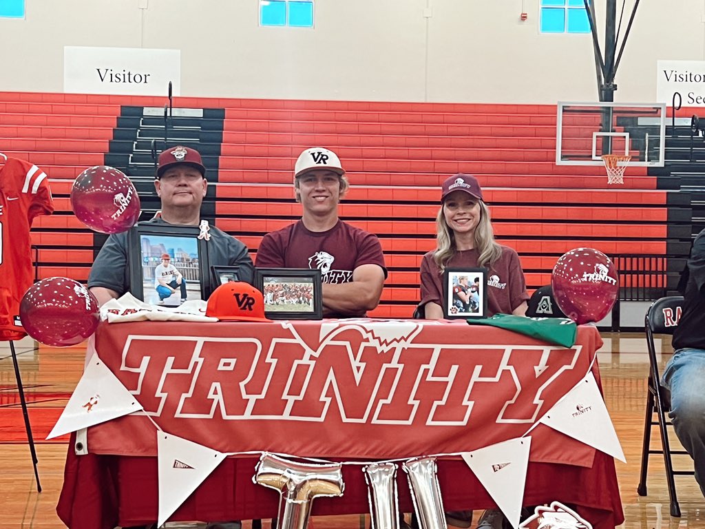 Congratulations to our athletes for signing to play at the next level 🏈⚾️! Thankful for the time and commitment y’all have put into the Ridge these past 4 years! #RECRUITTHERIDGE