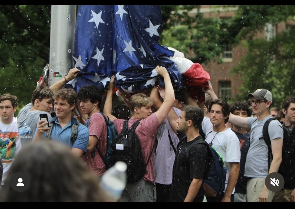 There is hope yet.  🇺🇸

According to reports, these men saved the flag from protestors attempting to desecrate it.

#WeThePeople stepping up! We need more of this kind of good news 💪 😊! 

Agreed?

#freedom  #thursdaymorning 
📸: IG _parkerali