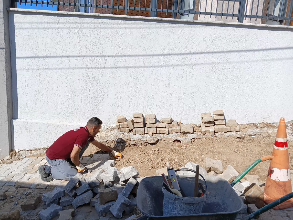 👷🏻‍♂️Ekiplerimiz Çamlıbel Mahallesi köy içi cadde ve sokaklarında parke taş tamirat çalışmalarını gerçekleştiriyorlar. 

#EdremitÇalışıyor