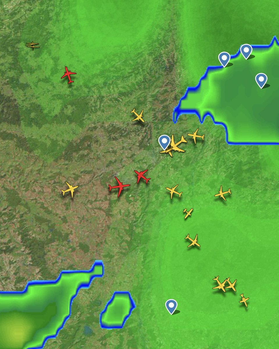 @flightradar24 Whats happening? 4 aircrafts in the same area? Is it error?