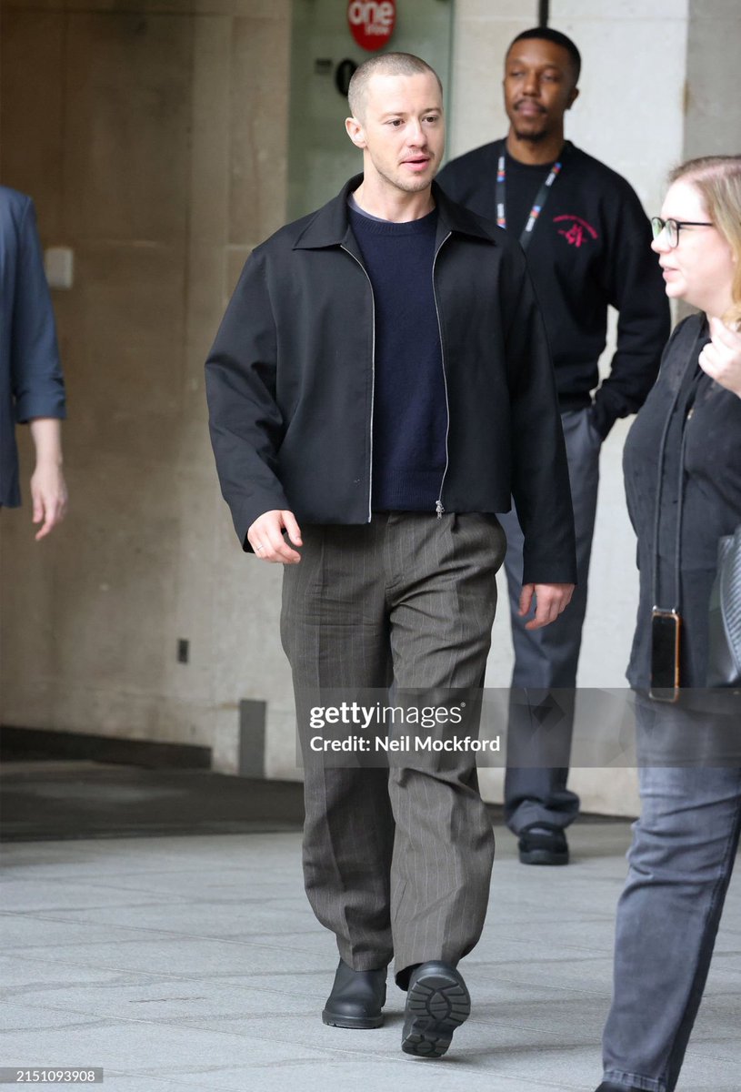 🔴 new photos of joseph quinn leaving bbc radio one for a quiet place: day one promo! 🥹🖤 (via gettyimages)