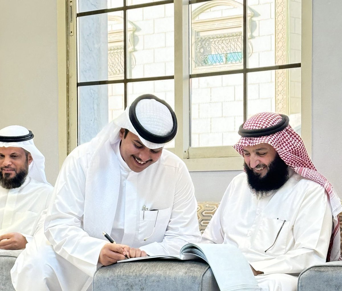 ﴿ وَمِنْ آيَاتِهِ أَنْ خَلَقَ لَكُم مِّنْ أَنفُسِكُمْ أَزْوَاجًا ﴾

الحمدلله الذي بنعمته تتم الصالحات 
    " تم بحمد الله تعالى و فضله "
               ( عـقـد قـرانـي ) 
راجين من المولى عز وجل لي ولكم التوفيق ..

اخوكم / 
سعود خالد العوده