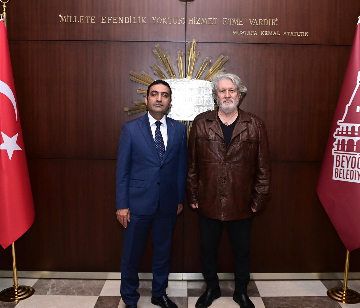 Beyoğlu Belediye Başkanı sn İnan Güney ile makamında eski Beyoğlu'na olan özlemimizi konuştuk.Güzel şeyler olacak Beyoğlu'nda.Başarılar sn.başkan