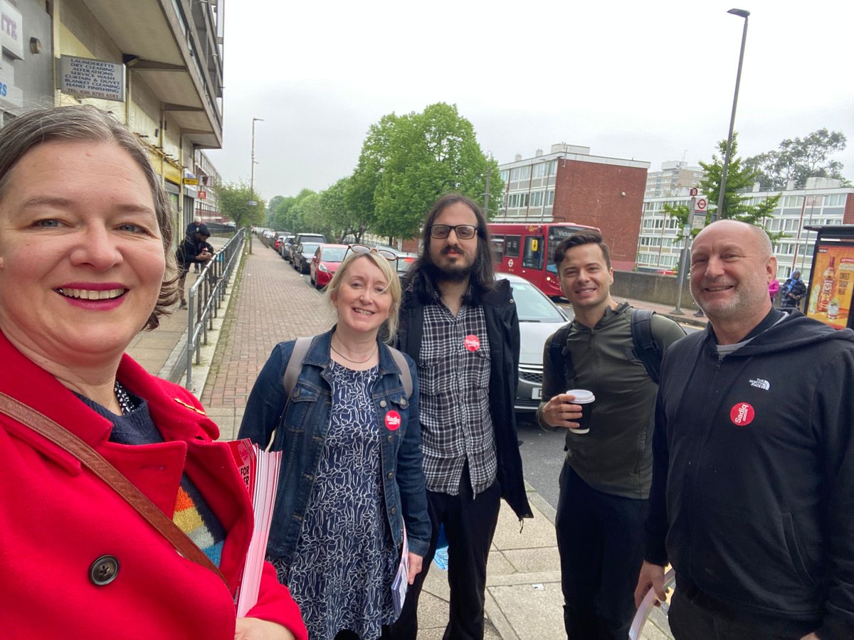 Great #Labour team out in #Roehampton led by ⁦@PutneyFleur⁩. Strong support for ⁦⁦@SadiqKhan⁩, ⁦@LeonieC⁩ & ⁦@UKLabour⁩ #VoteLabour 🌹