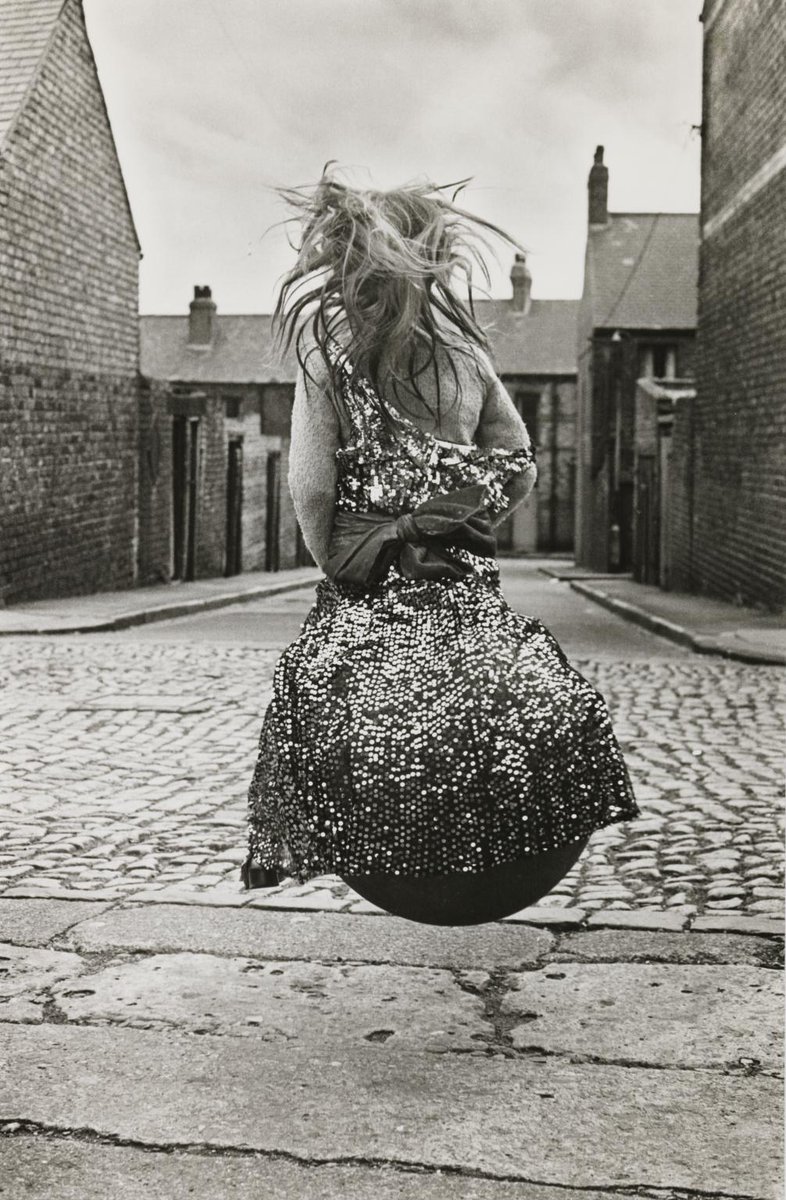Today's #OnlineArtExchange theme is Women In Photography. I've loved seeing the gorgeous/ striking/ thought-provoking images. So I had to chip in! I absolutely love the joy & movement in Girl On A Spacehopper by Sirrka-Liisa Konttinen. & the sparkly dress!
tate.org.uk/art/artworks/k…