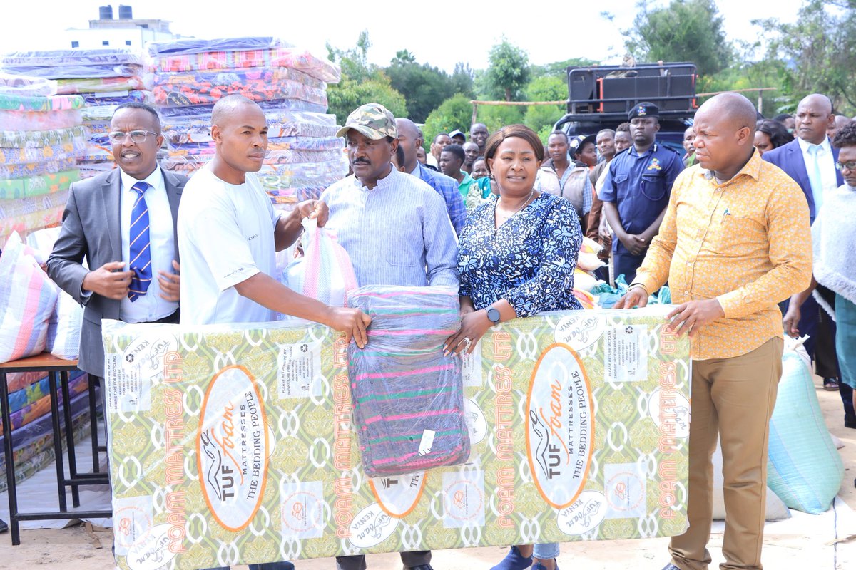 1/3 Earlier today I joined @Machakos_Gov Governor HE @Wavinya_Ndeti, Deputy Governor @HEFMwangangi and team and helped distribute blankets, mattresses, solar lights and foodstuff to 300 families that have been affected by the deadly flooding in Mumbuni, Machakos County.